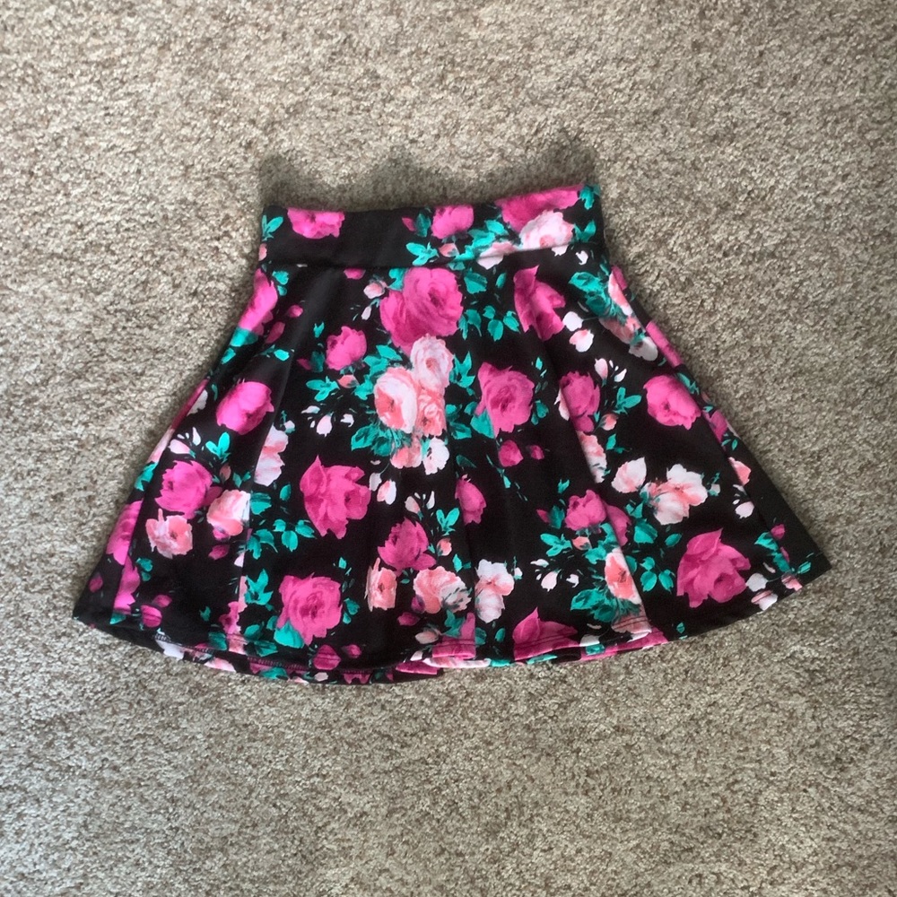 3 for 10!! Floral skater skirt 🖤🌸💗